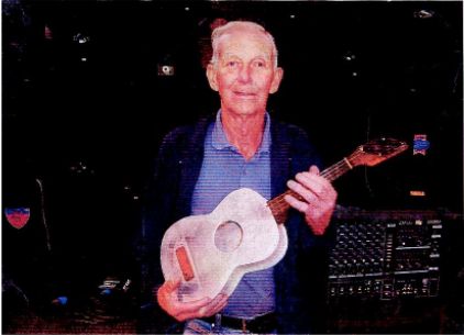Len Hoyling & his guitar