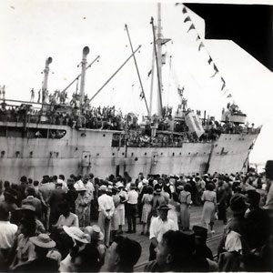 The Largs Bay brings home POWs 1945