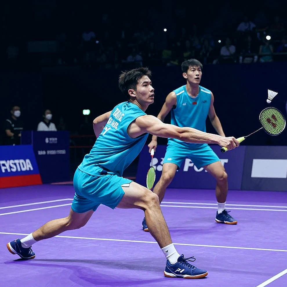 Một suất Olympic, một chữ hoãn, và cây vợt nứt trong gara
