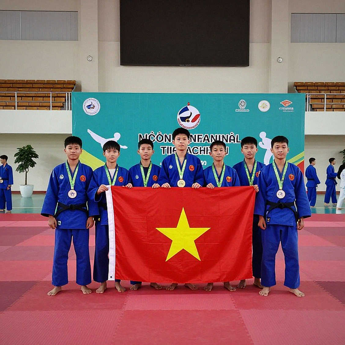 Bảy mươi nhà sư, một tờ cam kết sinh tử và người thợ may không chịu diễn võ