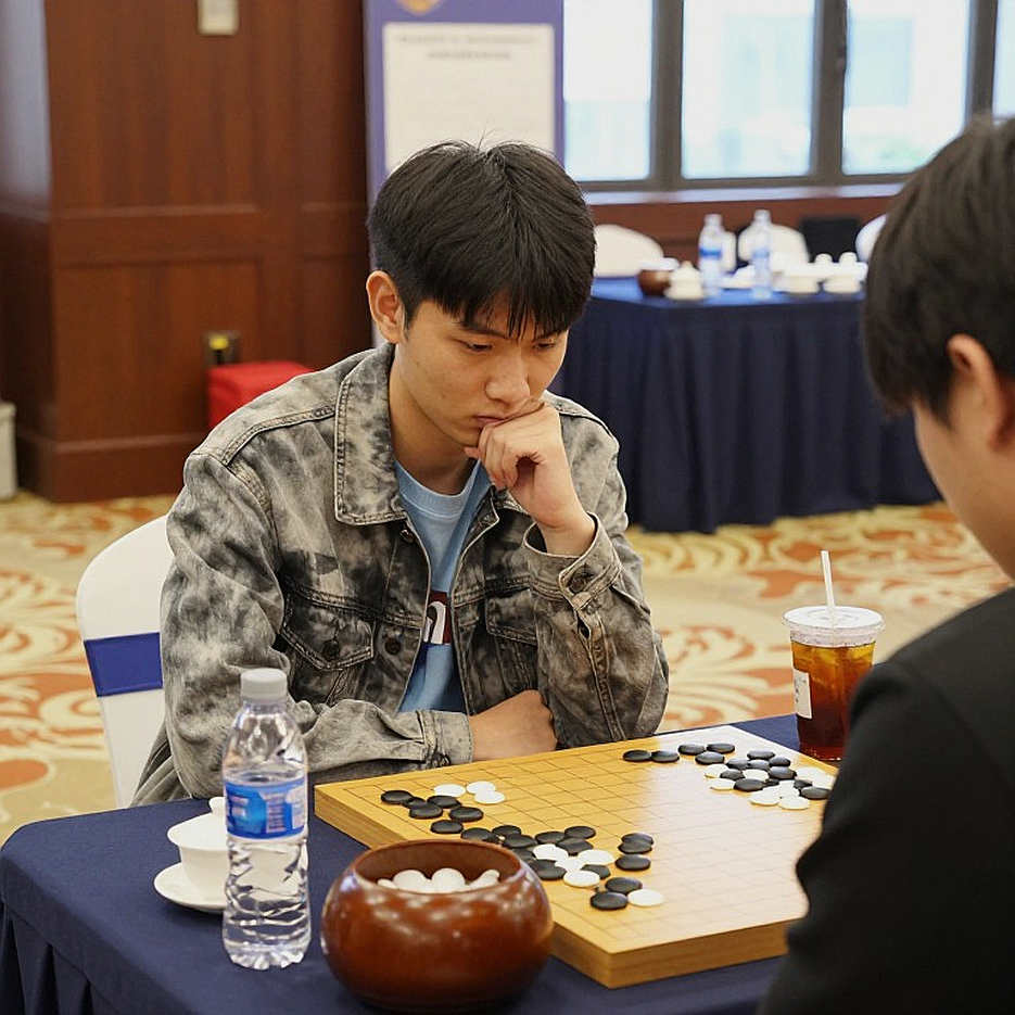 ChessBase Magazine số 225: 27 ván cờ ngắn, một cái tên Bent Larsen và khoảng trống dữ liệu trên bìa