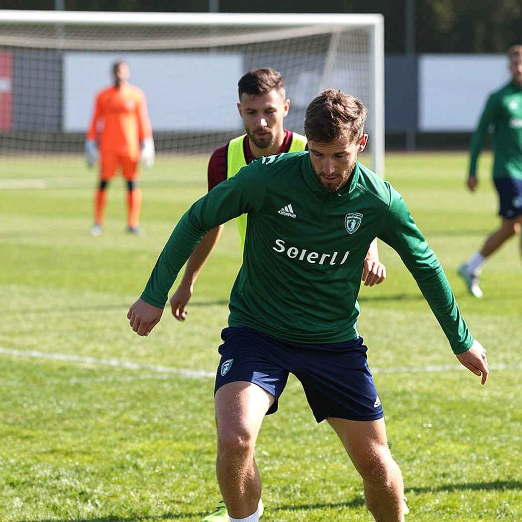 Đôi giày trắng trơn của Mbappé và hai dãy ký tự mà On cố tình để lộ