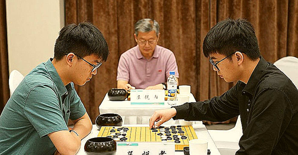 Bent Larsen và khoảng trống giữa tiêu đề với mục lục: Giải mã ChessBase Magazine #225