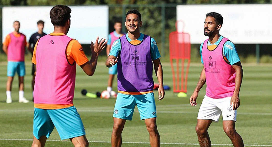 Một ngày sau danh sách 23 người: Khoa Ngô và kênh Việt kiều mà V.League chưa định giá